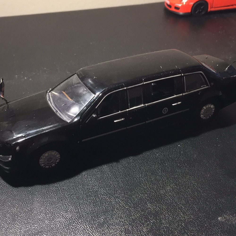 Die cast presidential limousine toy